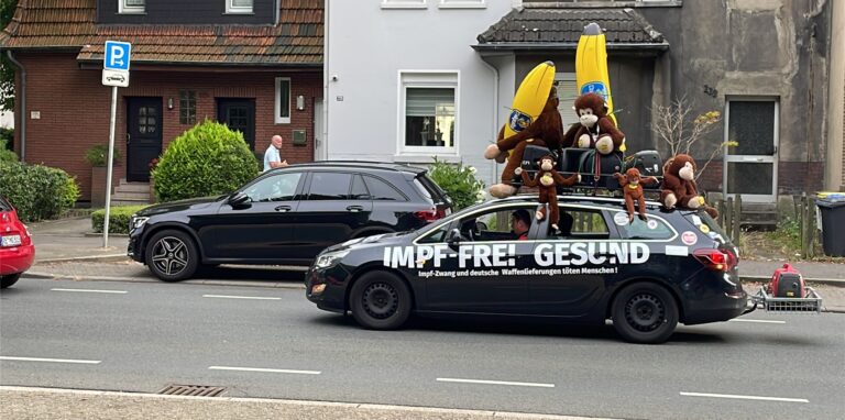 Mit lauten Soundcollagen aus dem Affen-Auto und zwei anderen Pkw, einer wilden Kakophonie der Impf-Skepsis, waren eine Handvoll Corona-Skeptiker wieder als Kraftstoff-Verbrenner in Castrop-Rauxel unterwegs.