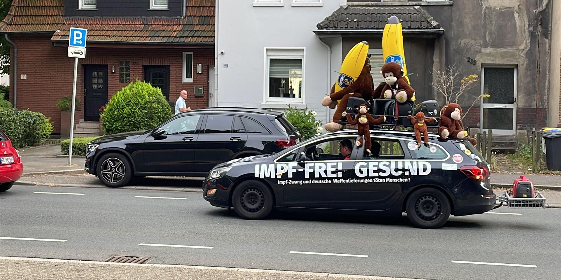 Mit lauten Soundcollagen aus dem Affen-Auto und zwei anderen Pkw, einer wilden Kakophonie der Impf-Skepsis, waren eine Handvoll Corona-Skeptiker wieder als Kraftstoff-Verbrenner in Castrop-Rauxel unterwegs.