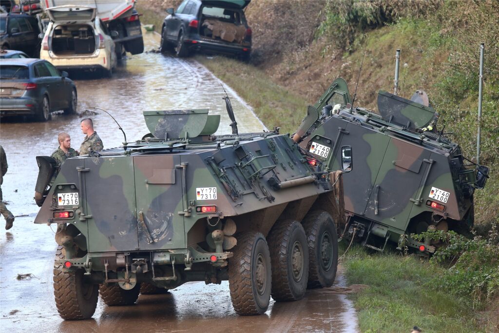 Auf der B265 bei Erftstadt Liblar hat sich ein Panzer der Bundeswehr fest gefahren und muss von einem zweiten Panzer rausgezogen werden. Auf der B265 bei Erftstadt Liblar hat sich ein Panzer der Bundeswehr fest gefahren und muss von einem zweiten Panzer rausgezogen werden.