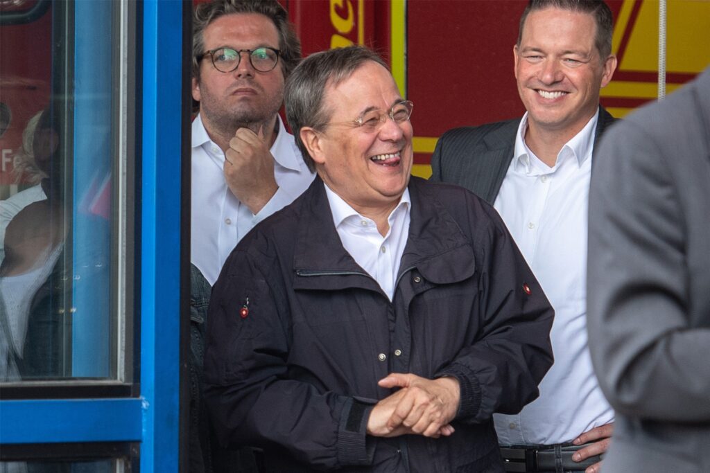 Armin Laschet (CDU), Ministerpräsident von Nordrhein-Westfalen, lacht während Bundespräsident Steinmeier (nicht im Bild) ein Pressestatement gibt. Armin Laschet (CDU), Ministerpräsident von Nordrhein-Westfalen, lacht während Bundespräsident Steinmeier (nicht im Bild) ein Pressestatement gibt.