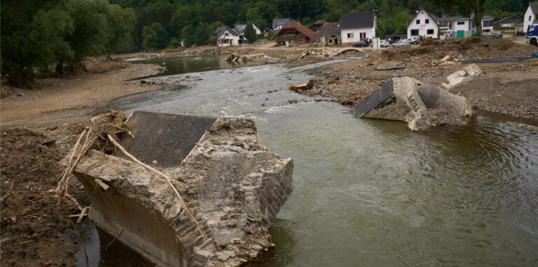 Die Trümmer der alten Brücke von Insul liegen in der Ahr.