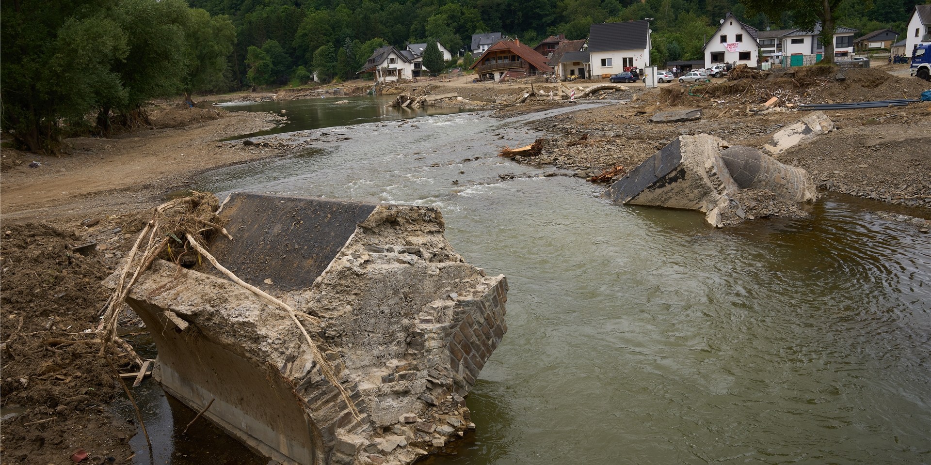 Die Trümmer der alten Brücke von Insul liegen in der Ahr.