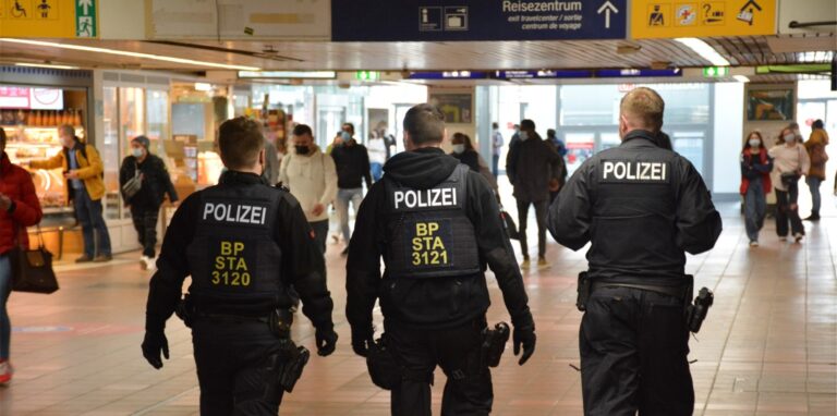 Die mutmaßlichen Täter fielen den Beamten schon während ihrer Suche nach Wertgegenständen auf (Symbolbild).