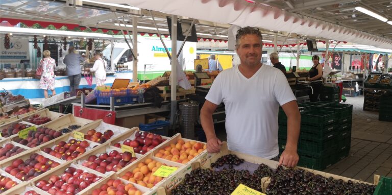 Niels Schulte verkauft auf dem Wochenmarkt Obst und Gemüse – auch bei 30 Grad. Er gibt Tipps für den Marktbesuch bei hohen Temperaturen.