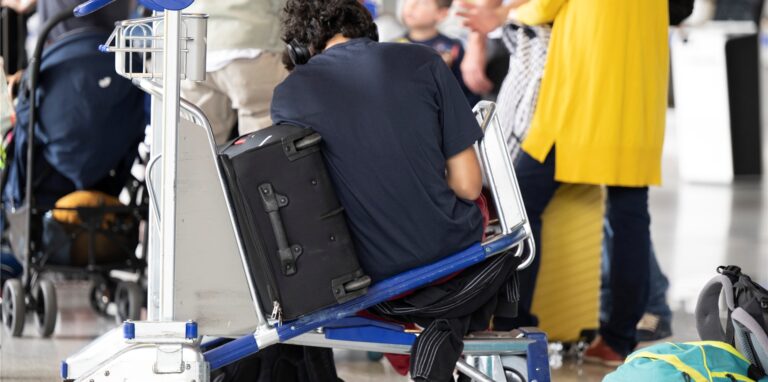 Passagiere warten auf dem Flughafen in Frankfurt am Main auf ihren Check-In.