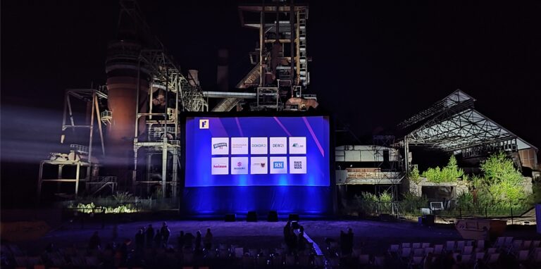 Die Leinwand steht direkt am Hochofen auf Phoenix-West.