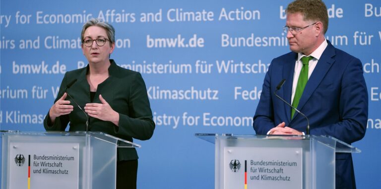 Klara Geywitz (SPD), Bundesbauministerin, und Patrick Graichen, Staatssekretär im Bundesministerium für Wirtschaft und Klimaschutz, reden bei einer Pressekonferenz.