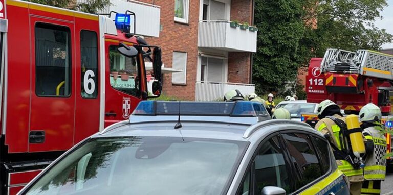 Mit mehreren Einsatzfahrzeugen ist die Feuerwehr am Vosskamp zu einem Mehrfamilienhaus ausgerückt.