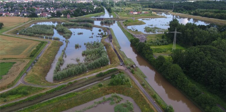 Das Rückhaltebecken in Ickern und Mengede zeigt, was es kann: Im Juli 2021 liefen die Becken so voll und über wie noch nie. Das half Anwohnern im ganzen weiteren Verlauf der Emscher.