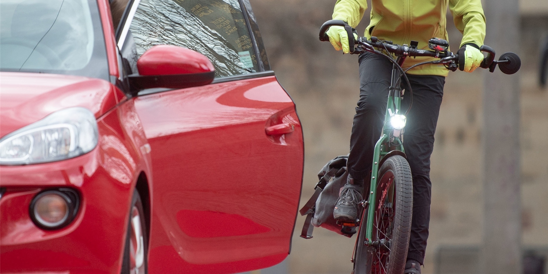 Solche brenzligen Situationen haben schon viele Radfahrer erlebt: Auch in Herten und Marl gibt es an vielen Stellen die Gefahr eines „Dooring-Unfalls“.