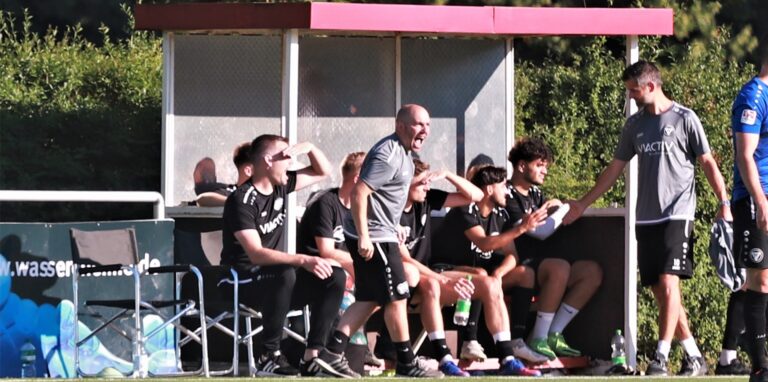 TuS Halterns Trainer Timo Ostdorf (M.) ruft seine Truppe zur Ordnung.