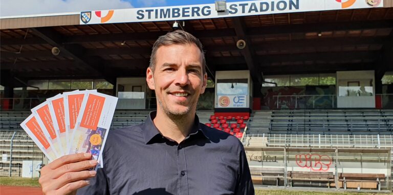 Ein Mann steht vor der Tribüne des Stimberg-Stadions in Oer-Erkenschwick