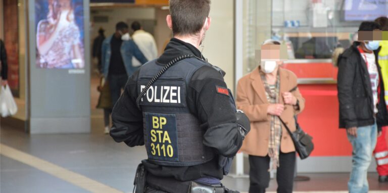 Die Beamten konnten die entwendete Kleidung unbeschädigt dem Bekleidungsladen zurückbringen.
