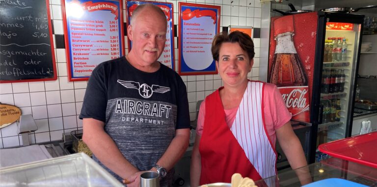 Gregor und Bahra Flerlage in ihren Dorstener Imbiss: Um die Fritteusen für die Pommes zu betreiben, zahlen sie einen hohen Preis.