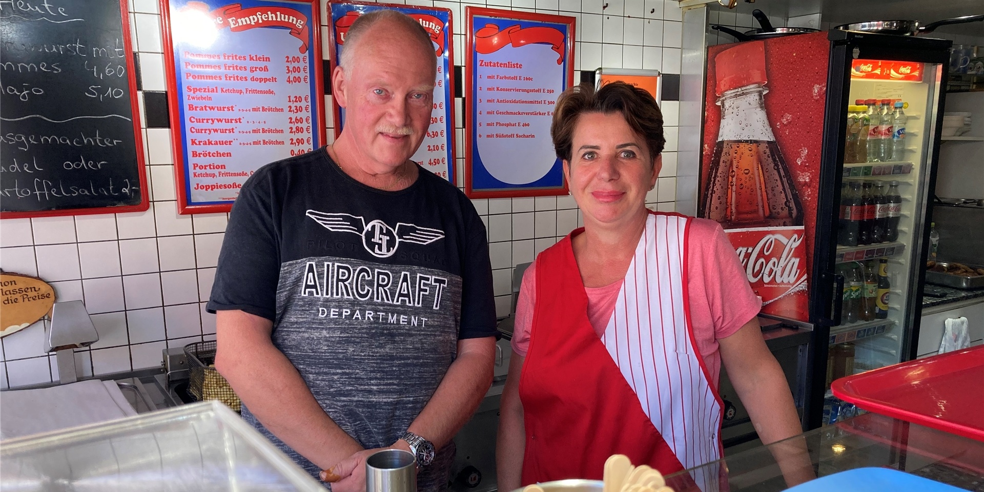 Gregor und Bahra Flerlage in ihren Dorstener Imbiss: Um die Fritteusen für die Pommes zu betreiben, zahlen sie einen hohen Preis.
