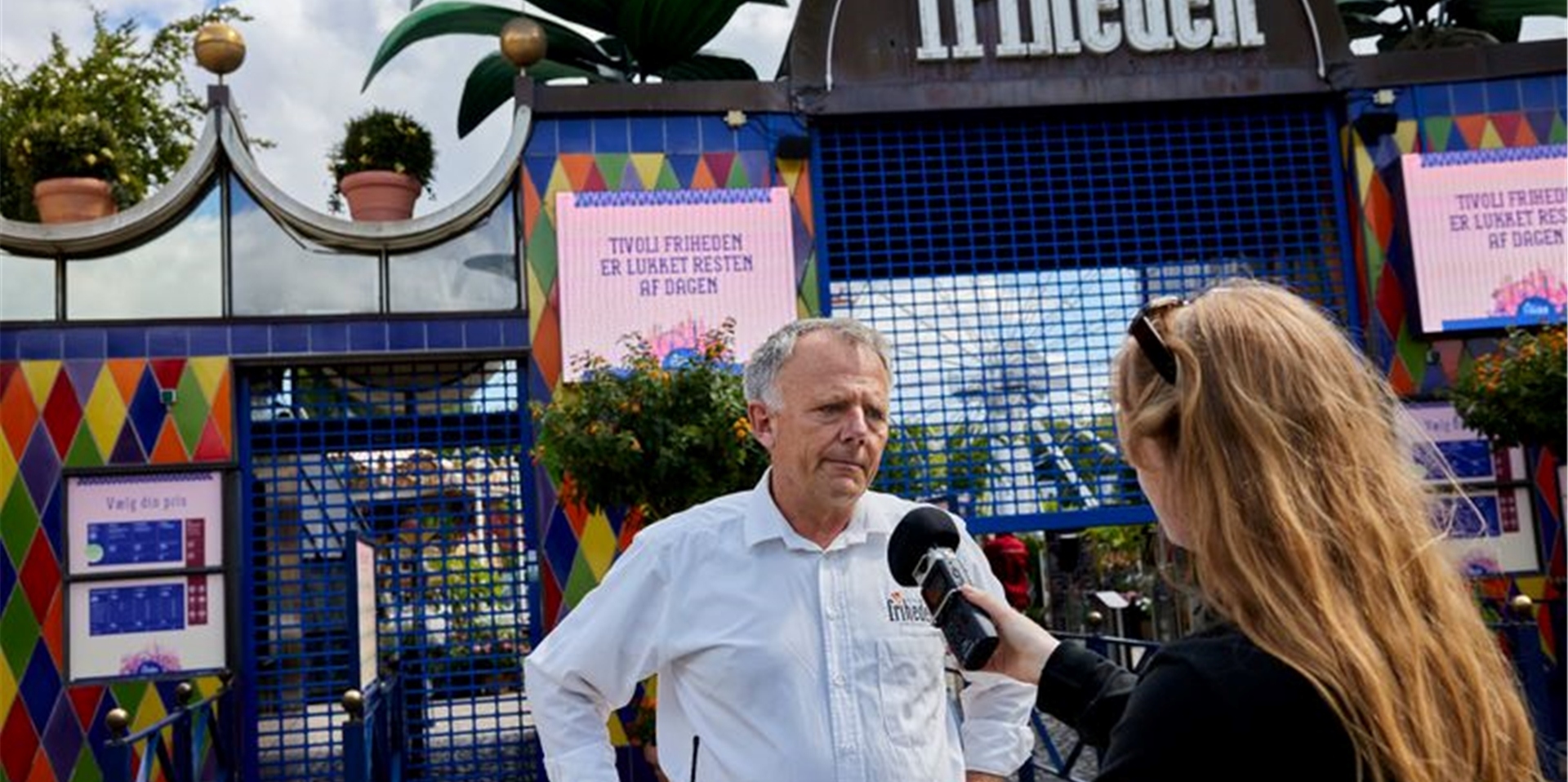 Henrik Ragborg Olsen, Leiter des Vergnügungsparks Tivoli Friheden, spricht mit einer Reporterin.