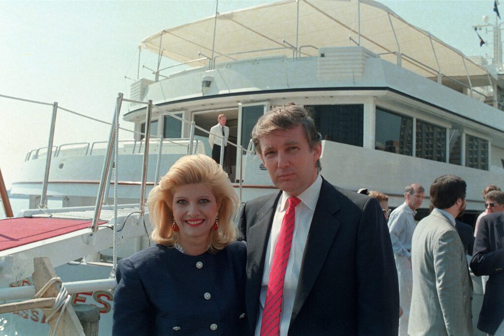 Donald Trump(r), und seine damalige Frau Ivana stehen am 04.07.1988 vor der Luxusjacht «The Trump Princess», die am East River-Pier in New York, USA, festgemacht ist.