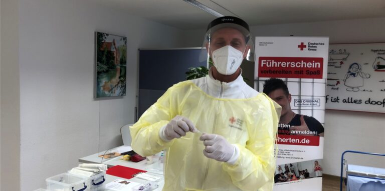 Ein Mitarbeiter des DRK-Testzentrums an der Gartenstraße 59 bereitet einen Covid-19-Schnelltest vor.