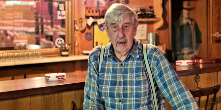 Karl-Heinz Einhaus, alias „Horses Henn“, sitzt im Salon der Western-Stadt „Old Buffalo“.