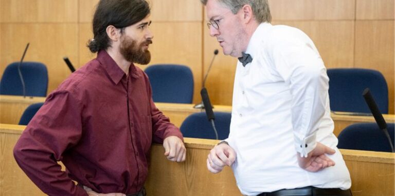 Der Angeklagte Franco A. (l.) im Gespräch mit seinem Anwalt Moritz Schmitt-Fricke.