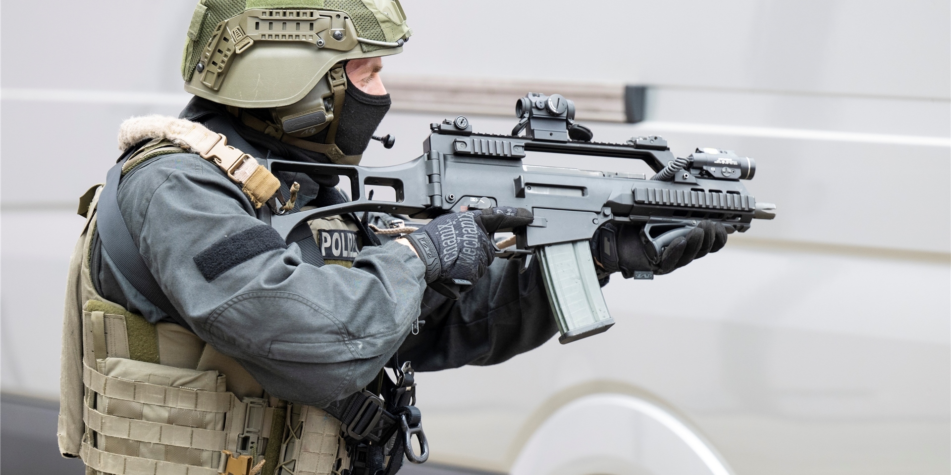 Ein Beamter des Spezialeinsatzkommandos (SEK) der Polizei Rheinland-Pfalz geht während einer Übung mit der Waffe im Anschlag in Position.