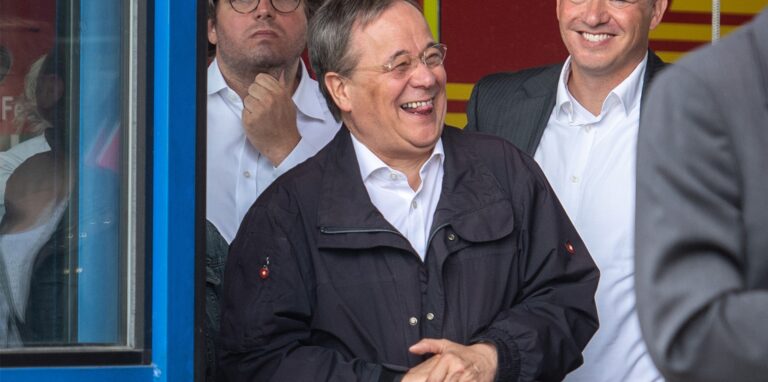 Armin Laschet (CDU), 2021 noch Ministerpräsident von Nordrhein-Westfalen und Kanzlerkandidat der Union, lacht, während Bundespräsident Steinmeier (nicht im Bild) ein Pressestatement gibt.