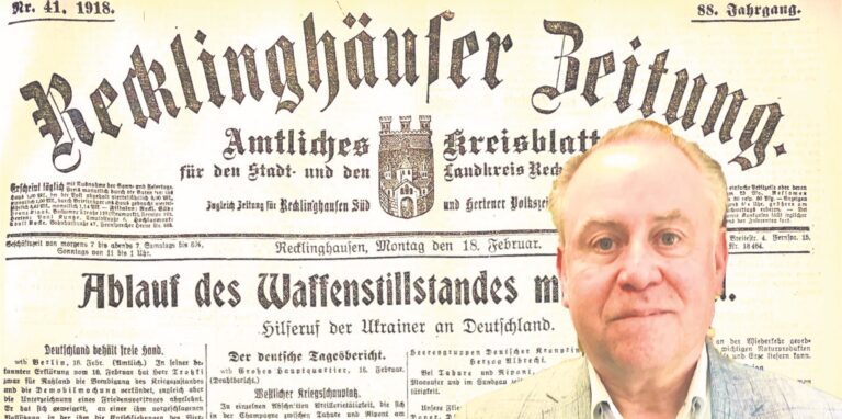 Stadtarchivar Dr. Matthias Kordes vor einer Ausgabe der Recklinghäuser Zeitung.