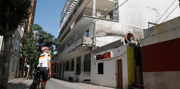 Ein Restaurant wurde durch den Brand auf Mallorca stark beschädigt.