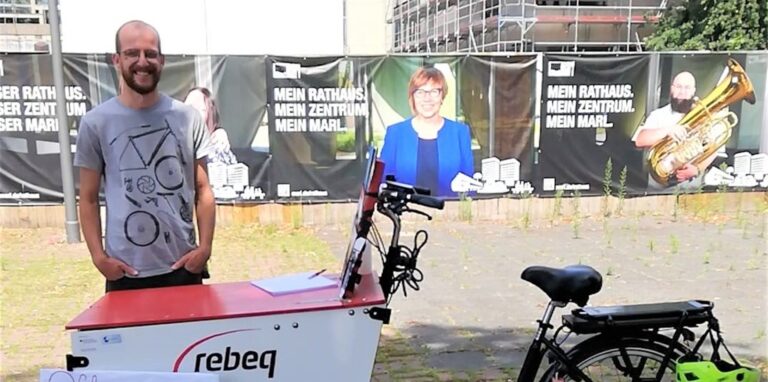 In den Sommerferien ist Sozialpädagoge Joshua Karkuth von 10 bis 16 Uhr immer dienstags auf dem Creiler Platz unterwegs.