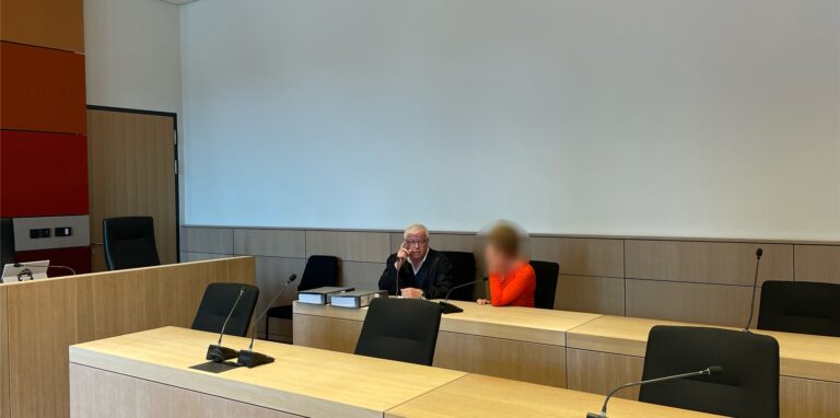 Die Angeklagte an der Seite ihres Anwalts kurz vor dem Prozessauftakt.