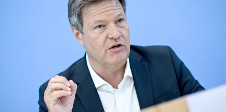 Robert Habeck (Bündnis 90/Die Grünen), Vizekanzler und Bundesminister für Wirtschaft und Klimaschutz, spricht bei einer Pressekonferenz