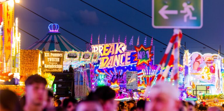 Besucher laufen über die Rheinkirmes in Düsseldorf.
