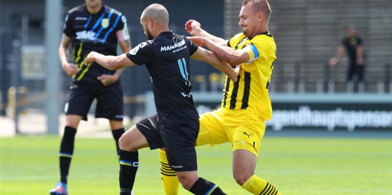 BVB-Kapitän Franz Pfanne führt einen Zweikampf.