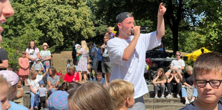 Nils Mechlinski, alias „Nielsen“ begeisterte die Kinder mit seinem Konzert im Amphitheater im Dorstener Bürgerpark.