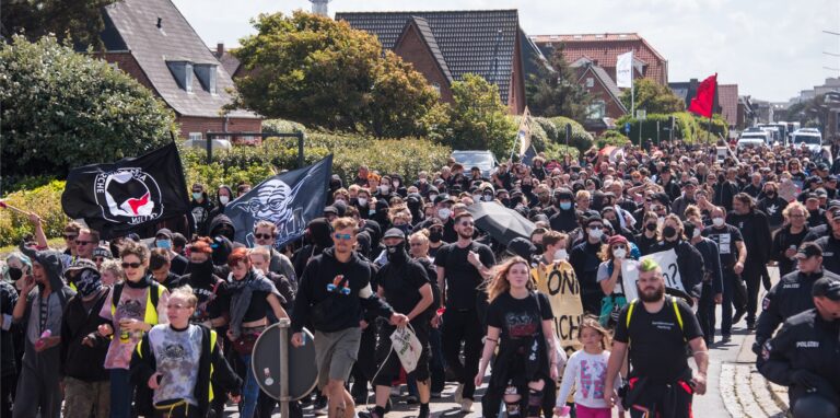 Teilnehmer einer Demonstration des Bündnisses „Wer hat, der gibt“ ziehen durch die Nordsee-Insel Sylt.