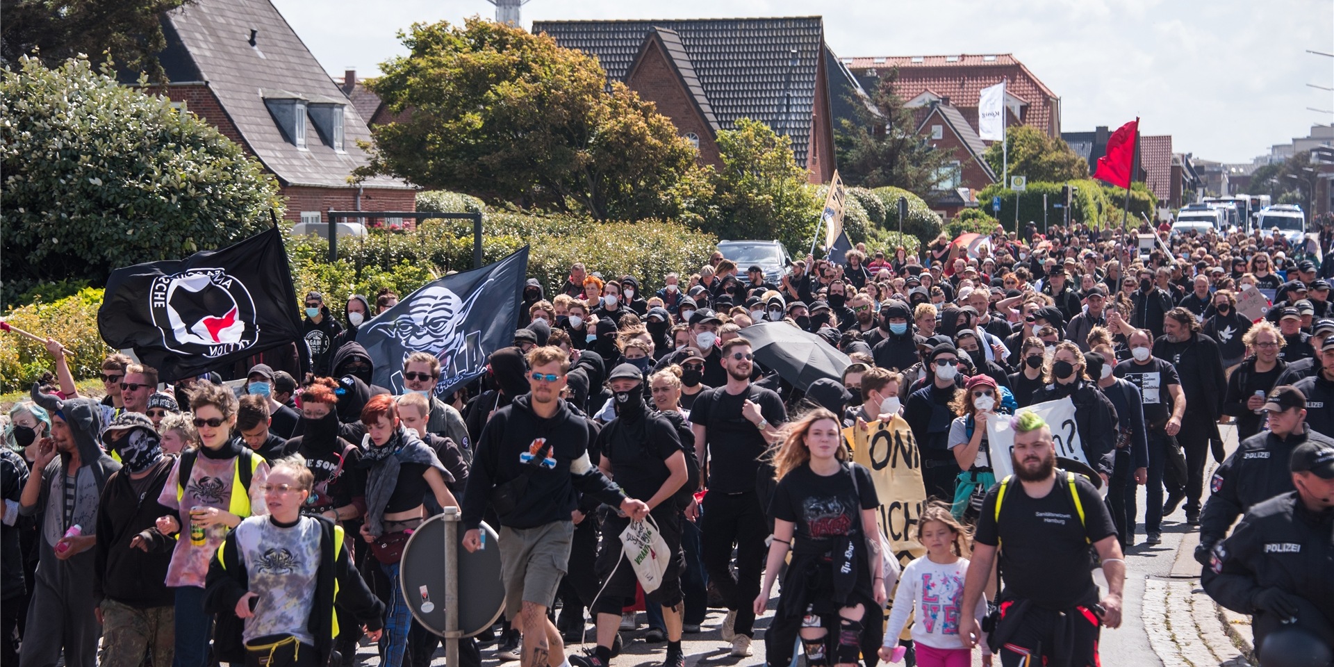 Teilnehmer einer Demonstration des Bündnisses „Wer hat, der gibt“ ziehen durch die Nordsee-Insel Sylt.