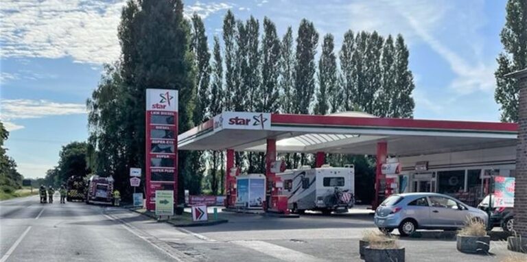 Eine Tankstelle in Waltrop, an der unter anderem ein Wohnmobil steht.