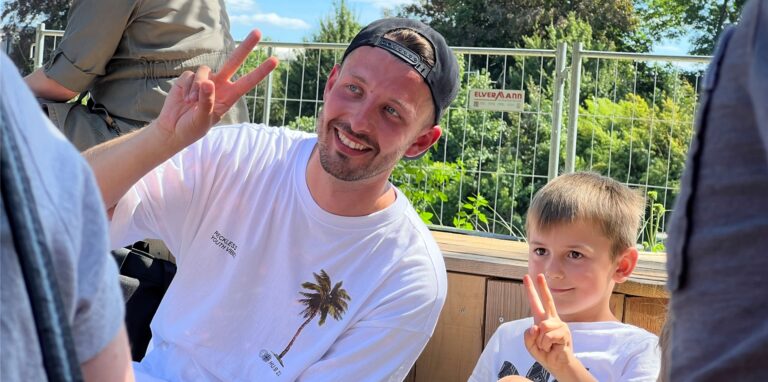 Nils Mechlinski nahm sich nach seinem Auftritt am Samstag (16.7.) beim Familientag im Bürgerpark Dorsten viel Zeit für Fotos mit seinen Fans und schrieb fleißig Autogramme.