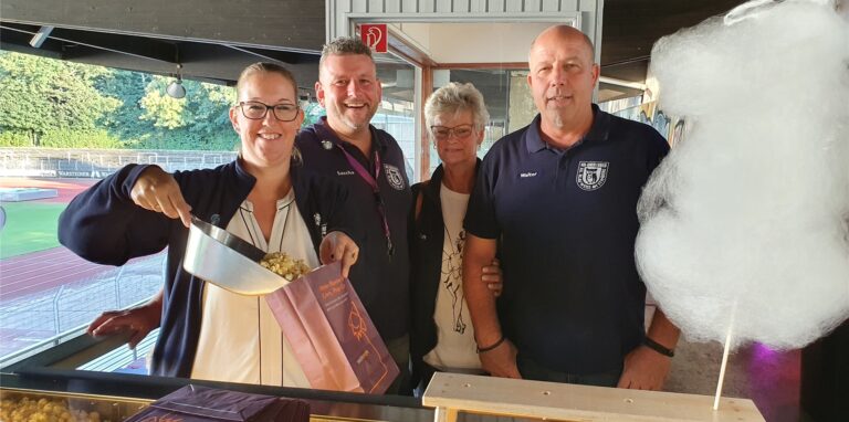 Vier Personen stehen an einem Popcornstand im Stimberg-Stadion in Oer-Erkenschwick