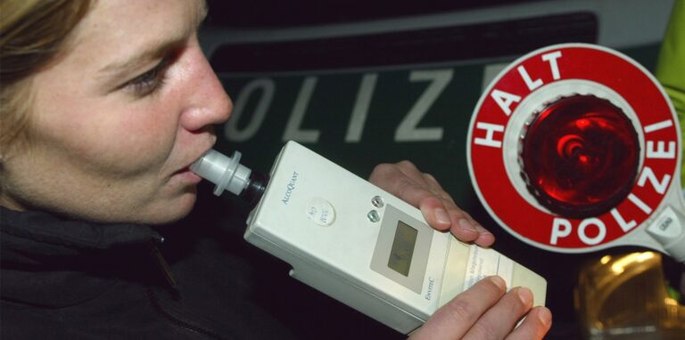 Zu viel getrunken? Den Verdacht hatte die Polizei bei einer Unfallverursacherin am Samstagabend (16.7.). (Symbolbild)