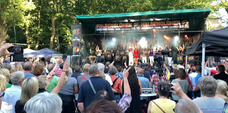 Das Publikum am Bikertreff hat Bock auf Rock. Als das Rockorchester Ruhrgebeat loslegt, ist die Stimmung bestens.