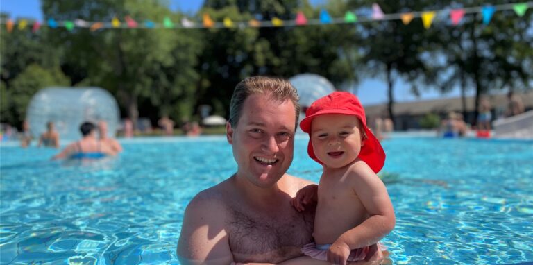 Benedikt Köhler mit Tochter Emilia im Nicht-Schwimmer-Becken des Parkbads Nord.