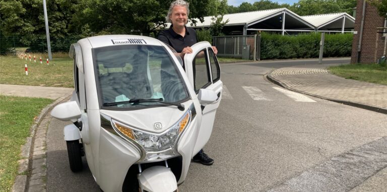 Der neue Klimaschutzbeauftragte Dr. Jens Hellinger ist meist mit dem Fahrrad in Marl unterwegs. Mit dem neuen Elektromobil macht er sich gerade vertraut.