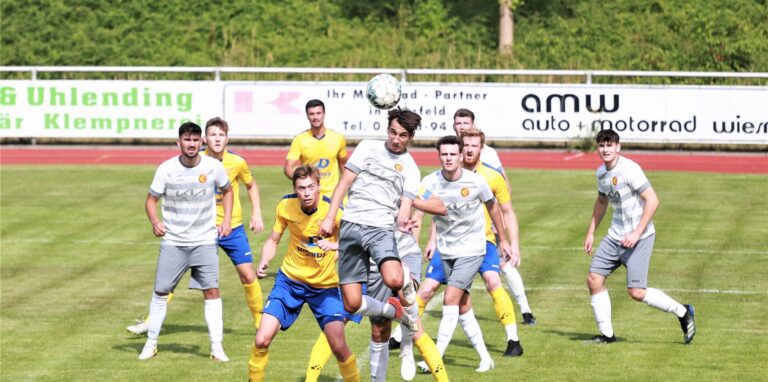 Enes Schick ist bei der Spvgg. aktuell fast überall gefordert. Hier klärt der vielseitige Neuzugang vom SV Schermbeck gegen die TSG Dülmen per Kopf.