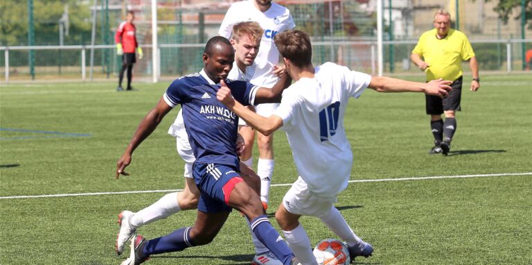 Moussa Sangare (l.), hier einen Schritt schneller am Ball als Halterns Justin Haller (r.), war überall zu finden und erzielte ein Kopfballtor.
