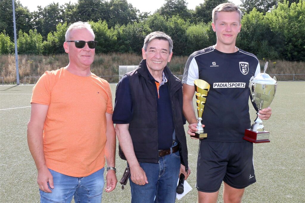 Moritz Heimöller, Kapitän des FC Marl II, mit Bürgermeister Werner Arndt (M.) und Klaus Achtelik vom SC Hamm. Moritz Heimöller, Kapitän des FC Marl II, mit Bürgermeister Werner Arndt (M.) und Klaus Achtelik vom SC Hamm.