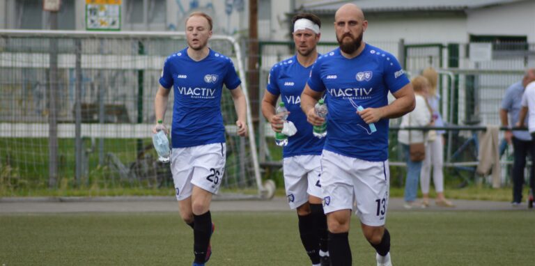 Tobias Hötte (v.r.) präsentiert sich hier noch im Trikot des TuS Haltern am See. Ab sofort trägt der Fußballer jedoch die Farben des SV Schermbeck.