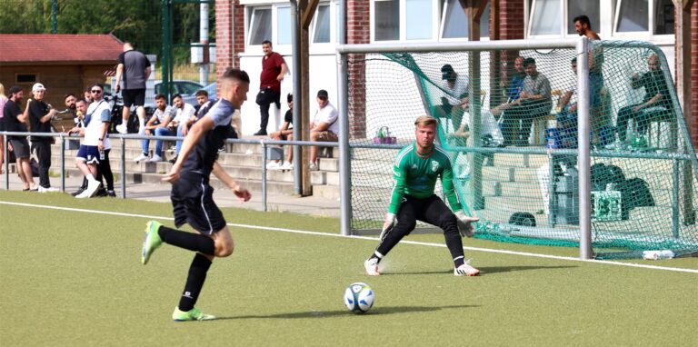 Niklas Lanczek (FC Marl II) prüft Torhüter Maurice Monno (FC Marl III).