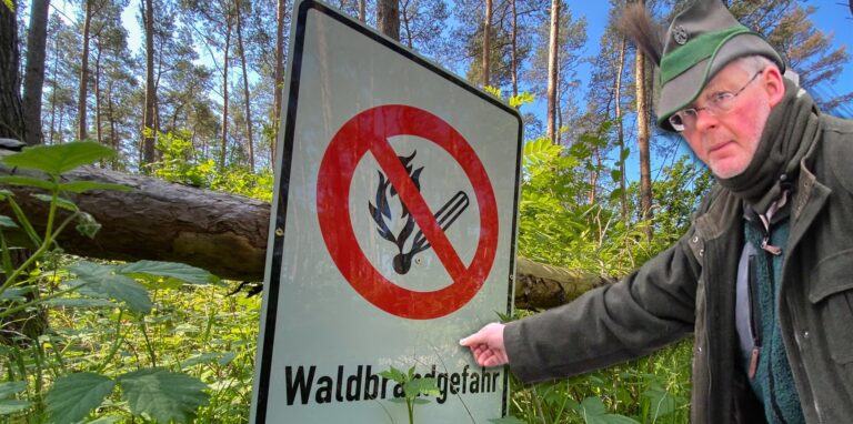 RVR-Revierförster Matthias Klar weist auf die große Waldbrandgefahr wegen anhaltender Trockenheit in Herten hin. (Fotomontage)
