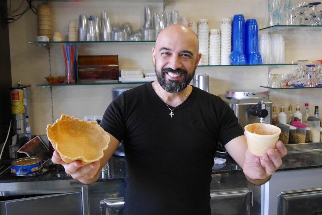 Eisverkäufer Marco Marino freut sich über das warme Wetter.